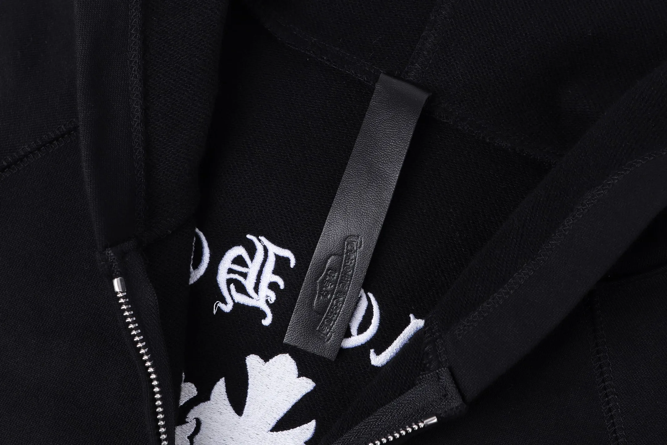 P480 Chrome Hearts 25SS solid color hooded embroidered letter sweatshirt ●Authentic product purchased and developed by 22939 ●420g 100% cotton combed cotton fabric ●440g 1*1 matching high-end fashion brand rib ●Fabric enzyme washing ●Imported embroidery ●Customized 1:1 leather strip ●Customized 1:1 nameplate ●Customized 1:1 zipper ●Customized 1:1 trademark ●Loose fit ●Size: S M L ●Model number: 2007/4B#20